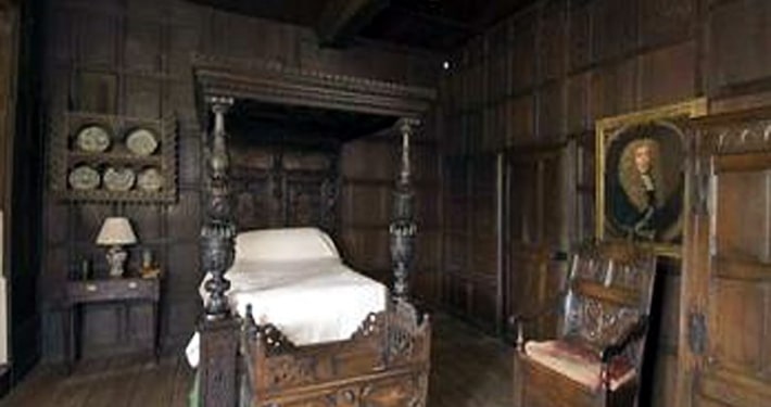 Shakespeare Furnishes His House 10